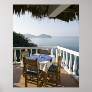 Mexiko, Guerrero, Zihuatanejo. Cafétisch über Poster