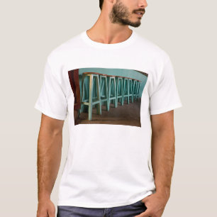 Mexiko, Oaxaca, Grüne Barhocker säumen die Wand T-Shirt