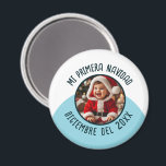 Mi Primera Navidad con Foto y Año Magnet<br><div class="desc">Recuerdo para la primera Navidad del bebé con foto personalizada y año.</div>