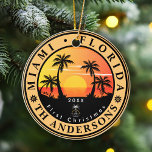 Miami Beach Florida Retro Sunset Palm Tree 80er Keramik Ornament<br><div class="desc">Miami Beach Florida Vintag 60er Souvenirs. Miami Beach Florida - Retro Tropical Palm Tree 60er Souvenirs Vintages Design macht ein großartiges Weihnachts- oder Geburtstagsgeschenk für Liebhaber des Miami Beach. Das Retro-Sommerdesign ist ein perfektes Geschenk für Reisende und tropische Fans. - " Sie können diese Vorlage anpassen und ändern, indem Sie...</div>
