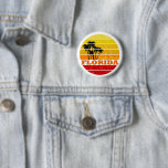 Miami Beach Florida Vintager Sonnenuntergang Button<br><div class="desc">Beginnen Sie Ihren fantastischen Ausflug nach Miami Beach- Florida mit diesem originellen Vintagen Grafikdesign, das sich perfekt eignet für Damen und Herren, um die großartige Stadt zu erkunden. Sie werden bald einige der besten und bedeutendsten Städte in Südflorida Amerika erleben. Und dieses unglaubliche Kunstwerk wird Sie noch besser fühlen, wenn...</div>