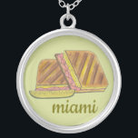Miami Florida Ham Swiss Cheese Kuban Sandwich Versilberte Kette<br><div class="desc">Illustration bietet ein köstliches kubanisches Sandwich - ein Miami, Florida Favorit! Dieses köstlich gepresste Sandwich, eine Version eines klassischen Schinken und Käse, hat kubanisches Brot, Schinken, Schweizer Käse, pickles, Senf, und manchmal Salami. Ideal für Ihren Lieblingsflorianer! Dieses kubanische Sandwich Feinschmecker Design ist auch auf anderen Produkten erhältlich. Viele weitere Illustrationen...</div>