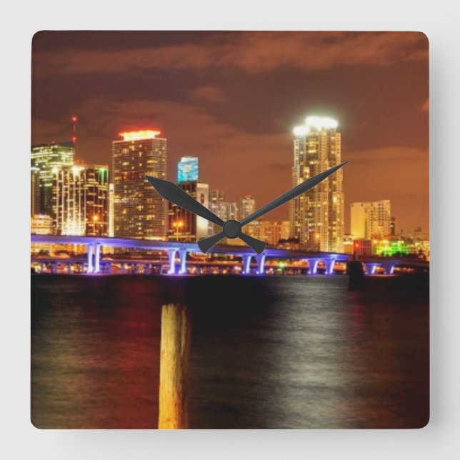 Miami-Skyline nachts, Florida Quadratische Wanduhr (Vorderseite)
