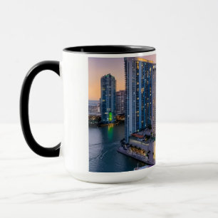 Miami-Skyline-Sonnenuntergang mit InterContinental Tasse