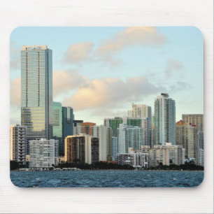 Miami-Wolkenkratzer gegen breiten klaren Himmel Mousepad