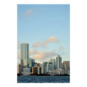 Miami-Wolkenkratzer gegen breiten klaren Himmel Poster