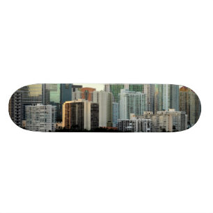 Miami-Wolkenkratzer gegen breiten klaren Himmel Skateboard