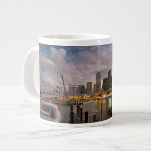 MiamifinanzSkyline an der Dämmerung Jumbo-Tasse