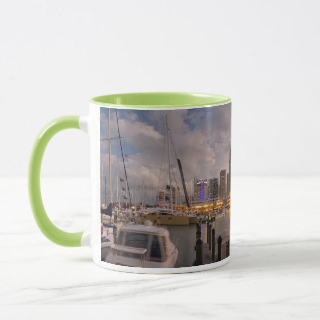 MiamifinanzSkyline an der Dämmerung Tasse (Links)