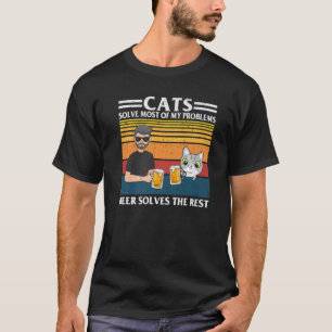 Miau Süße Katze trinkt Bier mit einem Menschen in  T-Shirt