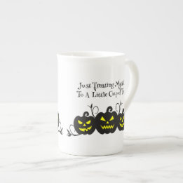 "Mich einfach mit Tee verwöhnen" Jack O' Lantern Prozellantasse