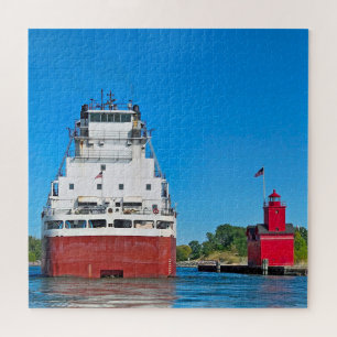 Michigan Big Red Leuchtturm und ein Frachtschiff