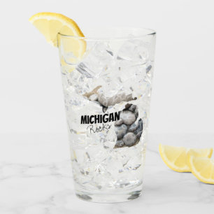 Michigan-Silhouette mit Petoskey-Steinen gefüllt Glas