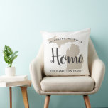 Michigan Zuhause Beige und Grau City Heart Kissen<br><div class="desc">Stilvolles Begrüßungspissen mit Typografie-Design mit "Zuhause"-Skripttext und Michigan-Staat-Karte. Personalisieren Sie mit Ihrer Stadt und Familie Monogramm. Neutral beige weiche schwarze Farbe und weiße Farben. Die Rückseite des Kissens wird durch ein Muster horizontaler Streifen geschmückt.</div>