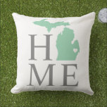 Michigan Zuhause Mint Green Custom City Heart Kissen<br><div class="desc">Das stilvolle Empfangskissen bietet ein typografisches Design mit "Zuhause"-Text und Michigan Staat-Karte. Der Stadtmarker kann über Customize über die Stadt, in der Sie leben, positioniert werden. Holzkohle grau, Jade / Minzgrün und weiße Farben. Die Rückseite des Kopfkissens wird durch ein Muster aus horizontalen Streifen verkleidet.</div>