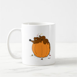 Midge Sleeping auf einer Pumpkin-Tasse Kaffeetasse