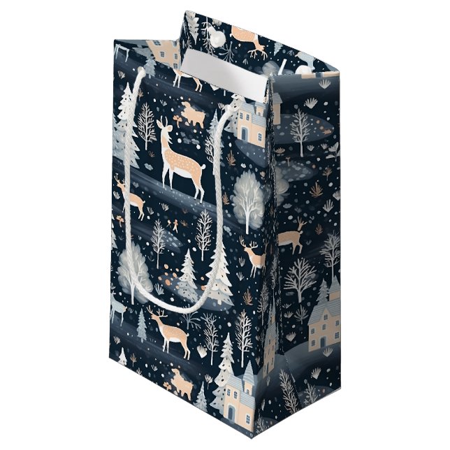 Midnight Blue Snowy Village  Kleine Geschenktüte (Vorderseite Schrägansicht)