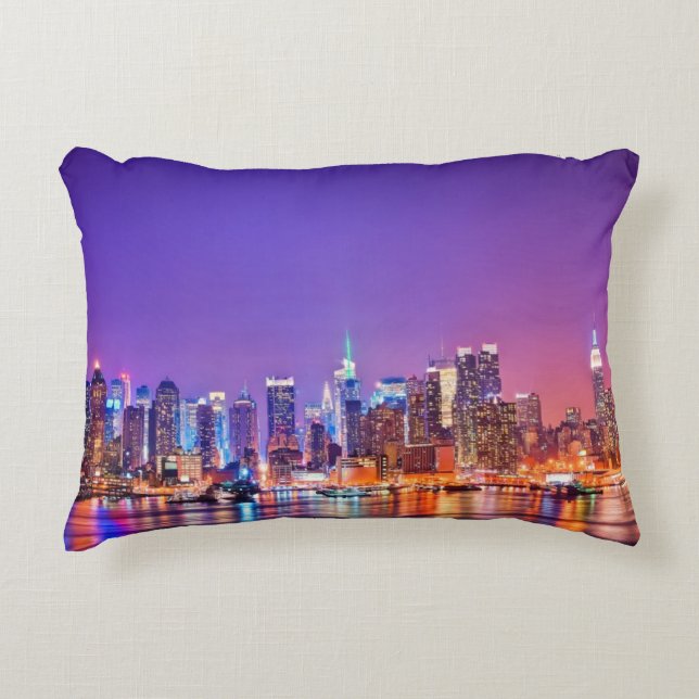 Midtown Manhattan nachts mit Reich Stae Dekokissen (Vorderseite)