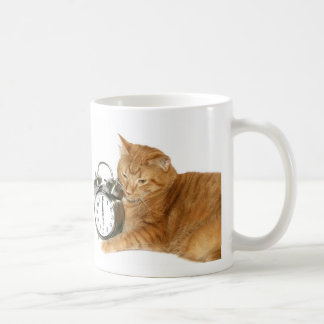 Miezekatze wachen auf kaffeetasse