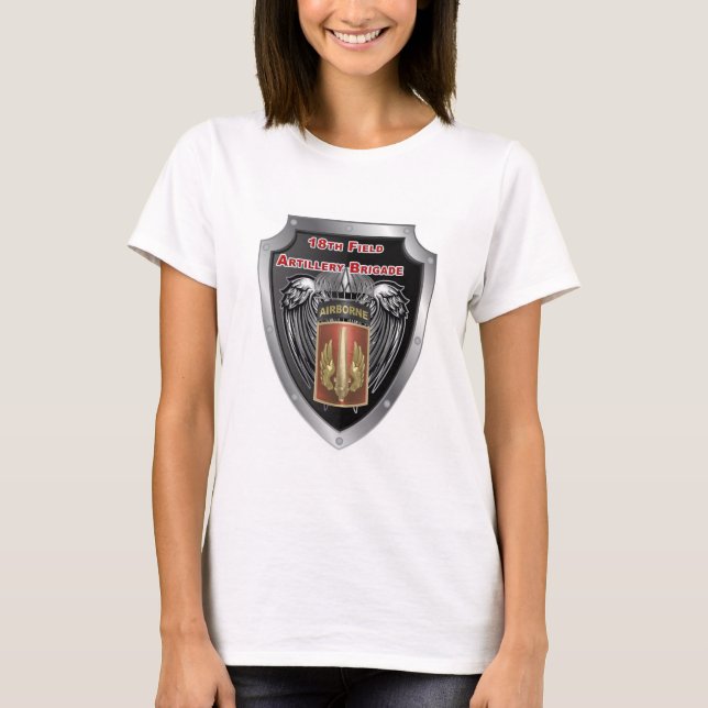 Mighty 18. Field Artillery Brigade Im Flugzeug T-Shirt (Vorderseite)