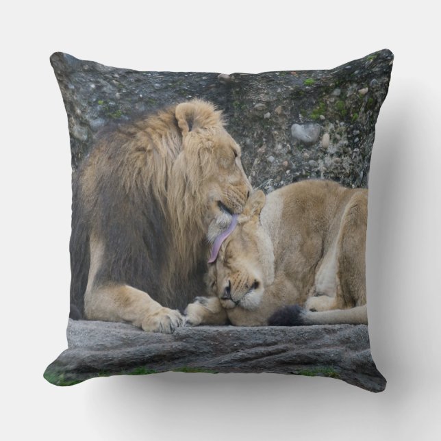 Mighty Lion Liebe Kissen (Vorderseite)