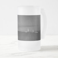 Mighty Mac at Night Pano Graustufen Mattierte Tass