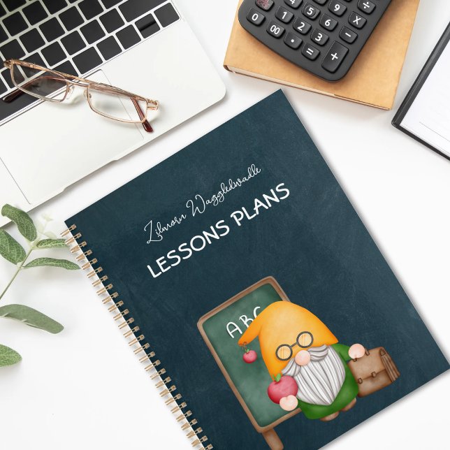 Migné Enseignant Gnome Sur Panneau Bleu (Créateur téléchargé)