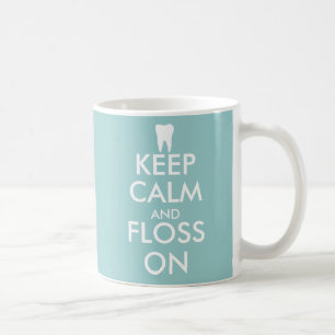 Mignon gardez le calme et la soie sur la tasse