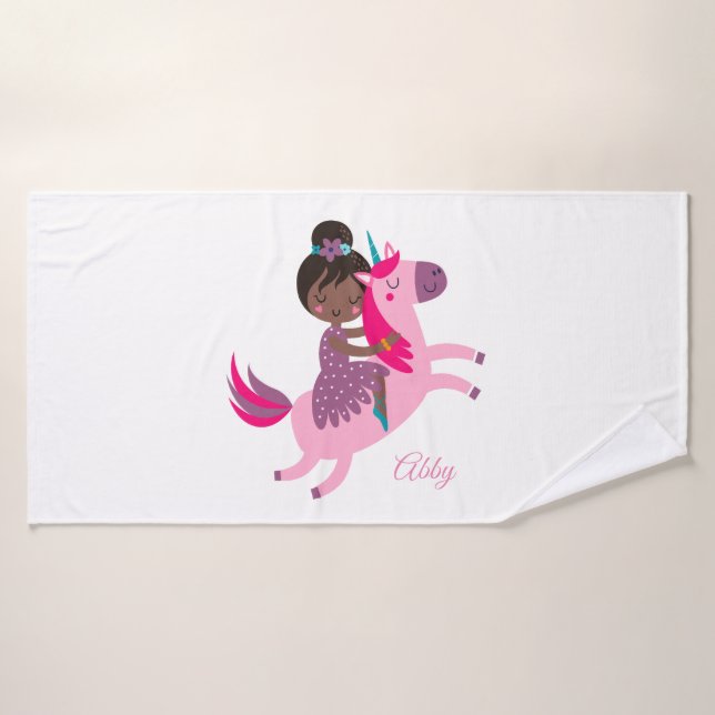 Mignonne Black Haired Girl équitation sur une lico (Serviette de bain)
