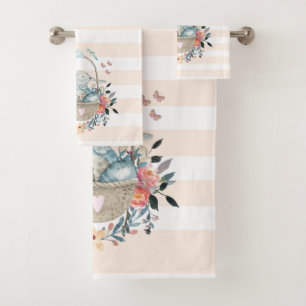 Mignonne lapin dans un panier avec des oeufs et de