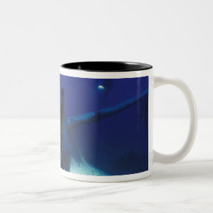 Mikronesien, Palau, Weltkulturerbe. Taucher Zweifarbige Tasse