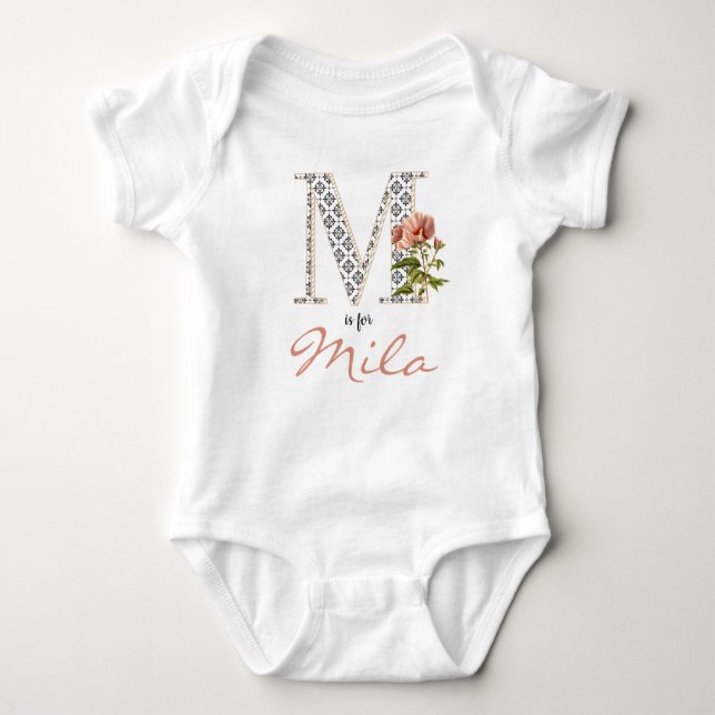 Mila Name Reveal Blumenbrief M Girl Whimsical Baby Strampler (Vorderseite)