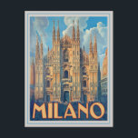 Milano, Italien Retro Postkarte<br><div class="desc">Treten Sie ein in die Zeit mit dieser alten Postkarte, die den Reiz von Mailand, Italien feiert. Der berühmte Mailänder Dom (Duomo di Milano) steht hoch und seine aufwändige gotische Architektur steht im Gegensatz zum zeitgenössischen Ambiente der Stadt. Erleben Sie das Wesen der reichen Geschichte und des kosmopolitischen Flairs Mailands....</div>