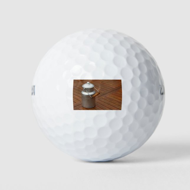 Milchdose auf einem Tisch Golfball (Vorderseite)