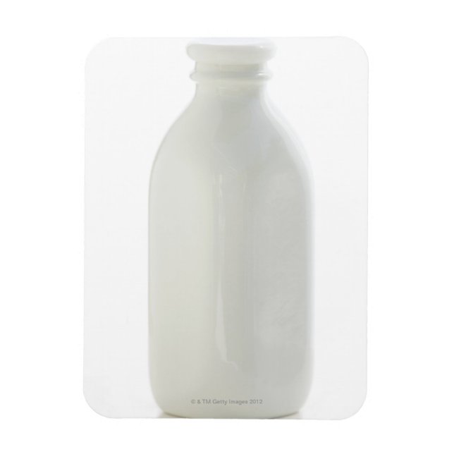 Milchflasche auf weißem Hintergrund Magnet (Vertikal)