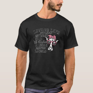 Milchkuh mit unordentlichem Dutt Sonnenbrille lebt T-Shirt