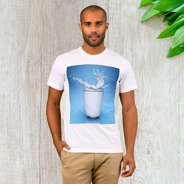 Milchpflücke in T - Shirt mit Glasgetränken (Von Creator hochgeladen)