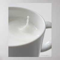 Milchspritzen in Tasse