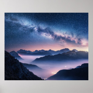 Milchstraße über Berge in Nebel in der Nacht im  Poster