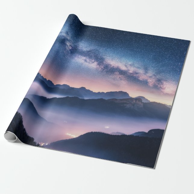 Milchstraße über Berge in Nebel in der Nacht im So Geschenkpapier (Ungerollt)