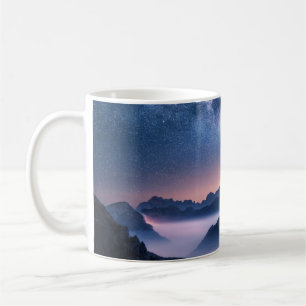 Milchstraße über Bergen im Nebel bei Nacht im Somm Kaffeetasse