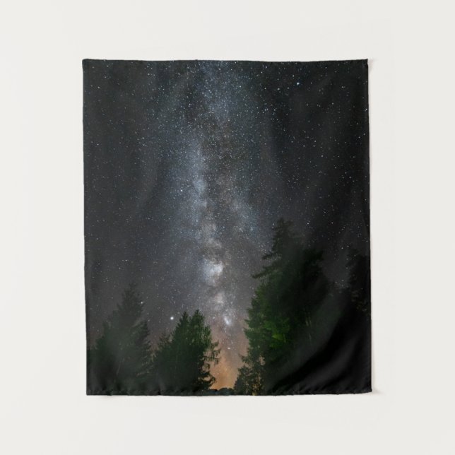 Milchstraße über Fichtenwald Wandteppich (Vorderseite)