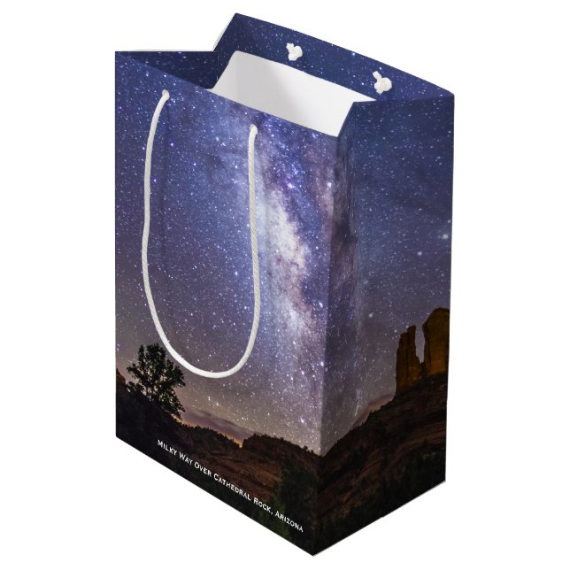 Milchstraße über Kathedrale Rock, Arizona Mittlere Geschenktüte (Rückseite Schrägansicht)