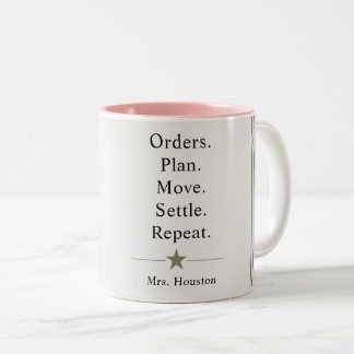 Militär-Ehepartner-Leben Lustig Zweifarbige Tasse