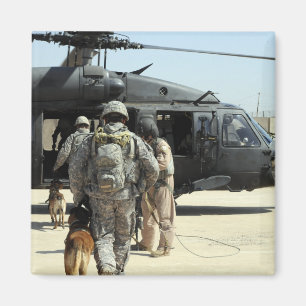MilitärarbeitsHundeführer verschalen ein helicop Magnet