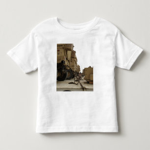 Militärfahrzeuge werden unten auf halb LKW Kleinkind T-shirt