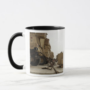 Militärfahrzeuge werden unten auf halb LKW Tasse