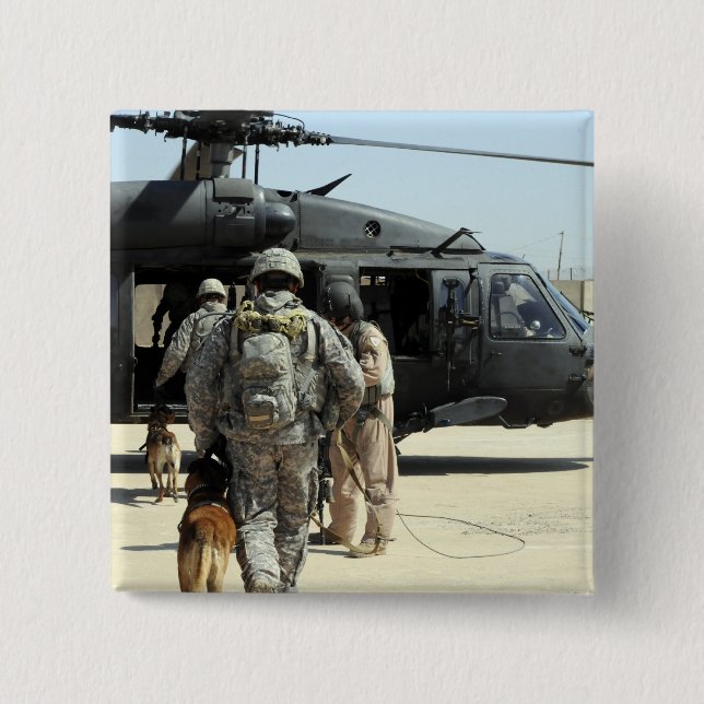 Militärische Arbeitshundler an Bord eines Hubschra Button (Vorderseite)