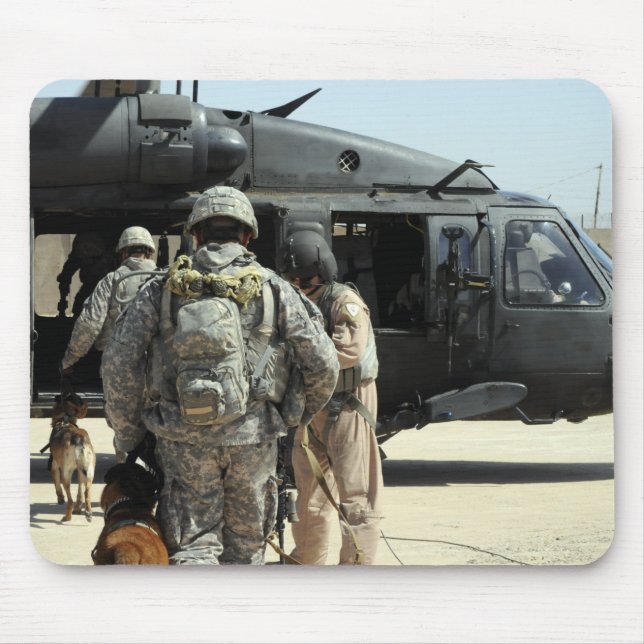 Militärische Arbeitshundler an Bord eines Hubschra Mousepad (Vorne)