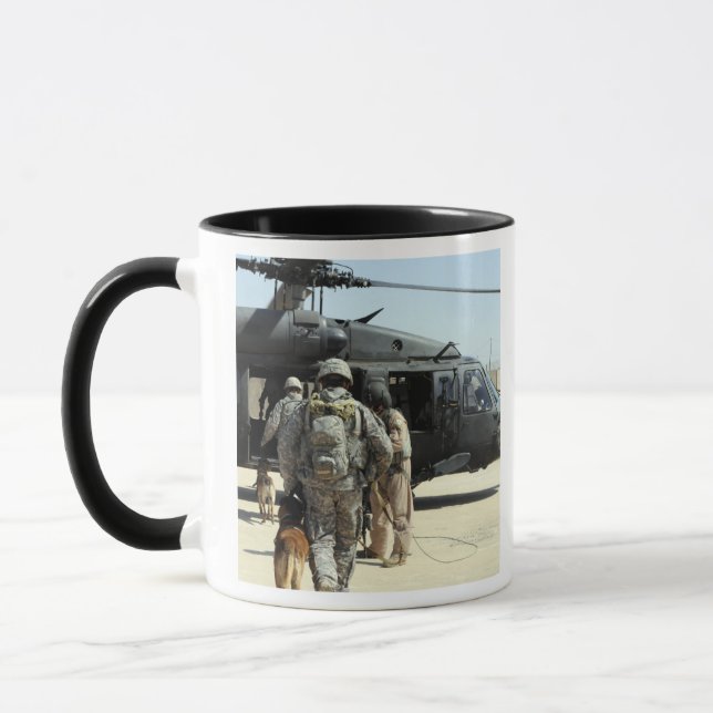 Militärische Arbeitshundler an Bord eines Hubschra Tasse (Links)